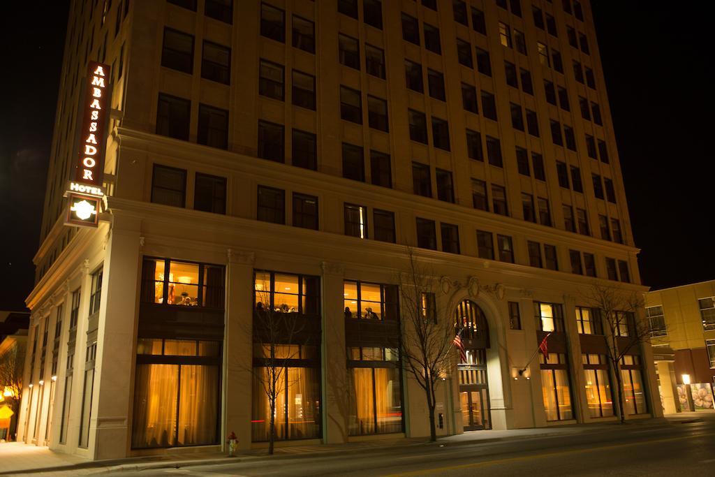 Ambassador Hotel Wichita, Autograph Collection Extérieur photo
